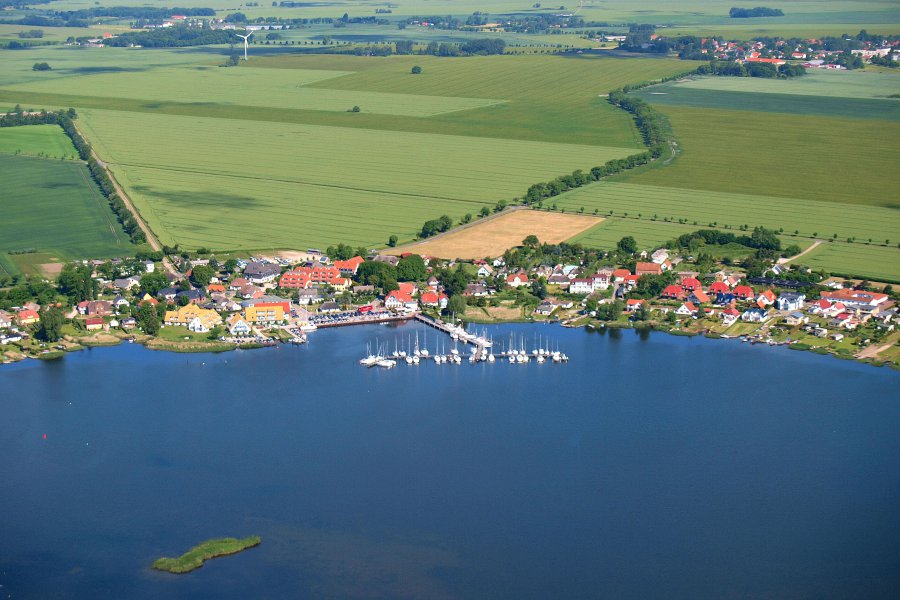 Luftaufnahme von Breege auf Rügen mit Ostsee