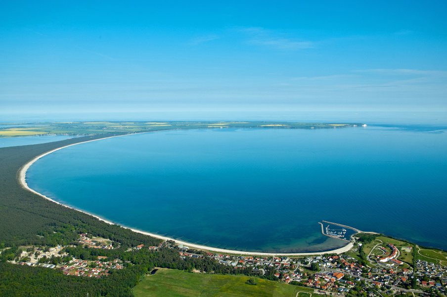 Sandstrand mit Dünen in Breege auf Rügen