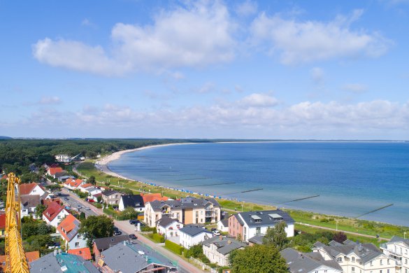 Luftaufnahme von Breege auf Rügen mit Ostsee