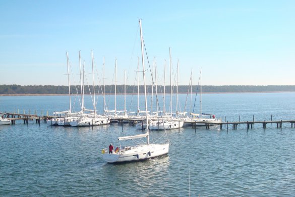 Segelschiff am Breegener Hafen auf Rügen